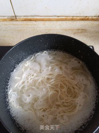 红汤蔬菜面的做法步骤：1