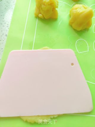 广式凤梨蛋黄月饼的做法步骤：8