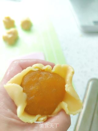 广式凤梨蛋黄月饼的做法步骤：11