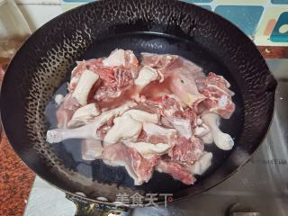 胡萝卜焖鸭的做法步骤：1