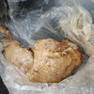 皱皮椒炒卤鸡腿的做法步骤：2