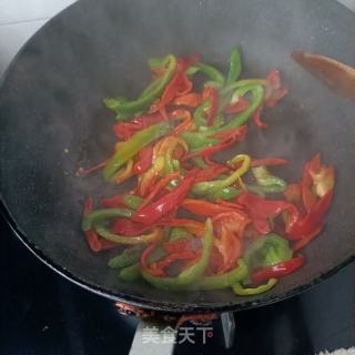 皱皮椒炒卤鸡腿的做法步骤：7
