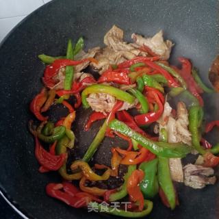 皱皮椒炒卤鸡腿的做法步骤：9