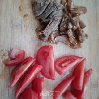 番茄牛肉煮泡面的做法步骤：1