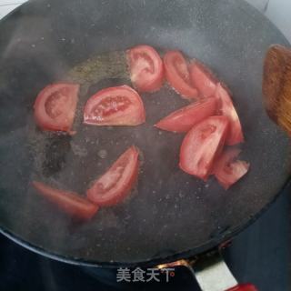 番茄牛肉煮泡面的做法步骤：3