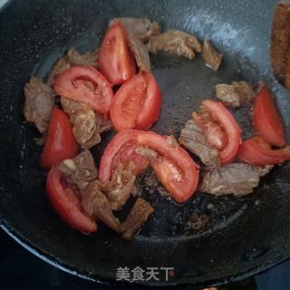 番茄牛肉煮泡面的做法步骤：4