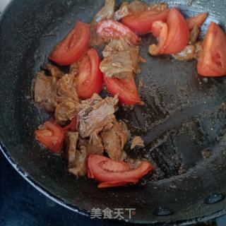 番茄牛肉煮泡面的做法步骤：5