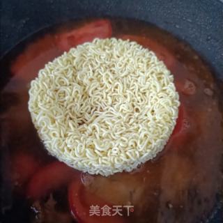 番茄牛肉煮泡面的做法步骤：7