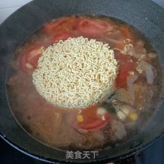 番茄牛肉煮泡面的做法步骤：8