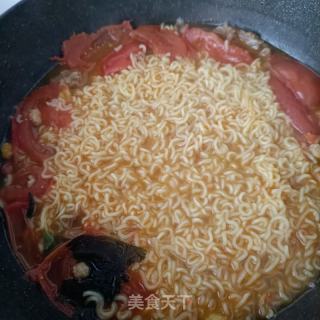 番茄牛肉煮泡面的做法步骤：9