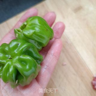 皱皮椒炒花甲的做法步骤：2