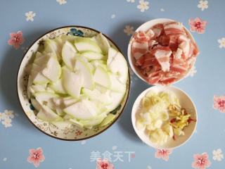 瓠瓜炒五花肉的做法步骤：2