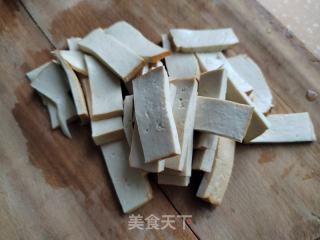 秋葵豆干炒回锅肉的做法步骤：2