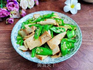 秋葵豆干炒回锅肉的做法步骤：7