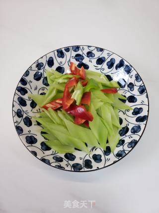 简单美味青笋炒鸡蛋的做法步骤：1
