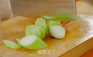 丝瓜煎蛋汤的做法步骤：1