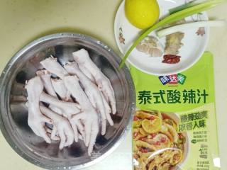 泰式酸辣鸡爪的做法步骤：1