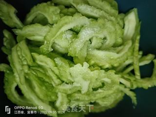 清炒苦瓜的做法步骤：3