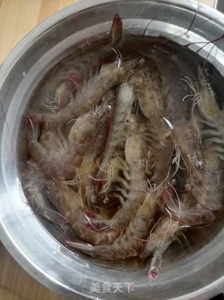 油焖大虾的做法步骤：1
