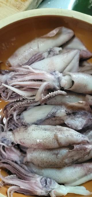酱烧鱿鱼仔的做法步骤：1