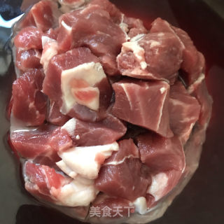 牛肉炖土豆的做法步骤：1