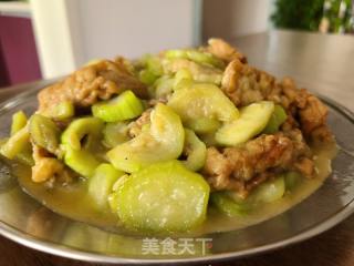 丝瓜炒油炸茄子的做法步骤：6