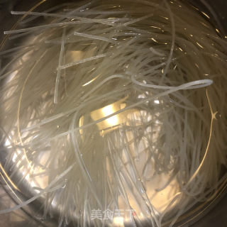 辣烧米粉的做法步骤：1