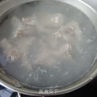 玉米芋头炖排骨的做法步骤：1