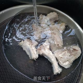 玉米芋头炖排骨的做法步骤：2