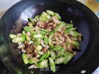 秋葵笋片炒回锅肉的做法步骤：6