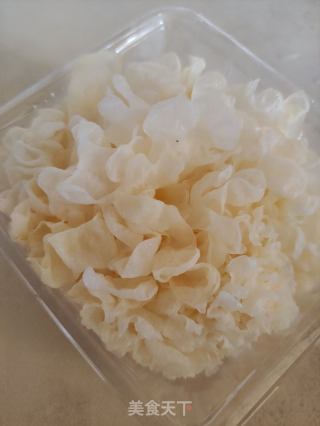 百合银耳蜂蜜糖水的做法步骤：1