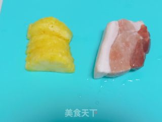 酸甜可口的菠萝炒肉的做法步骤：1