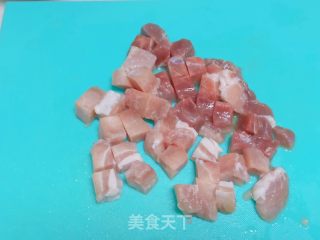 酸甜可口的菠萝炒肉的做法步骤：2
