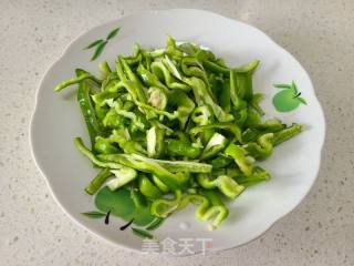 青椒炒鸡胸肉的做法步骤：2