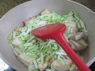 韭黄炒豆腐的做法步骤：4