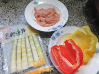 彩椒鸡胸肉炒野山笋的做法步骤：1