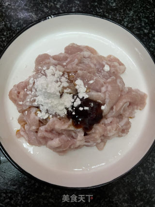 笋尖炒肉的做法步骤：2