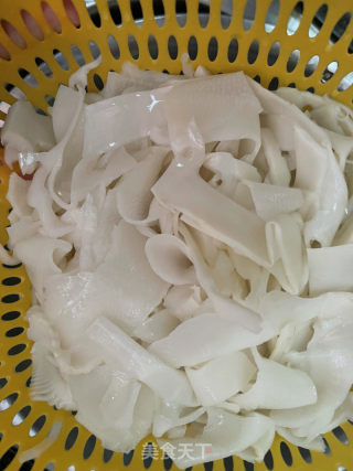 笋尖炒肉的做法步骤：4