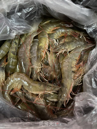 鸡肉焖虾的做法步骤：1