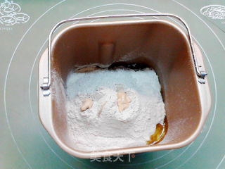 辣鸡裸麦披萨的做法步骤：2