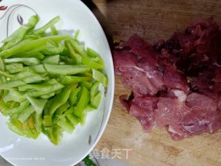 辣椒炒肉片的做法步骤：1