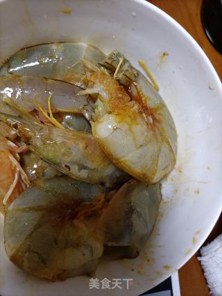 盐焗大虾的做法步骤：1
