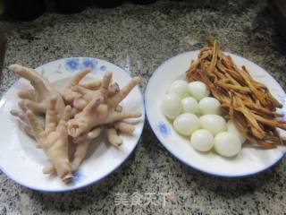 黄花菜鹌鹑蛋烧鸡爪的做法步骤：1