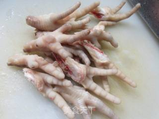 黄花菜鹌鹑蛋烧鸡爪的做法步骤：2