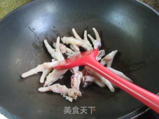 黄花菜鹌鹑蛋烧鸡爪的做法步骤：3
