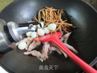 黄花菜鹌鹑蛋烧鸡爪的做法步骤：4