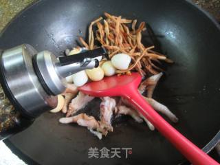 黄花菜鹌鹑蛋烧鸡爪的做法步骤：5