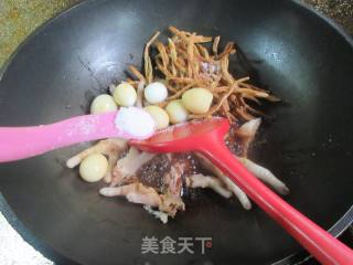 黄花菜鹌鹑蛋烧鸡爪的做法步骤：7