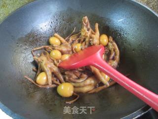 黄花菜鹌鹑蛋烧鸡爪的做法步骤：9