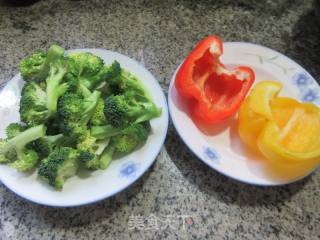 彩椒炒西兰花的做法步骤：1